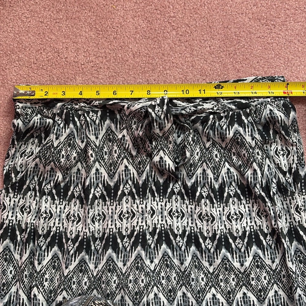 Black and White Flowy Pants Size Large - Picture 6 of 8